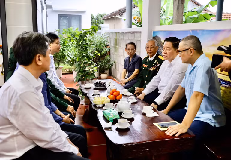 Đồng chí Nguyễn Trọng Nghĩa thăm, tặng quà gia đình Thiếu tá Ngô Văn Định, nguyên chiến sĩ đơn vị K60 bảo vệ bến Vũng Rô, Trưởng Ban liên lạc bến Tàu Không số Vũng Rô.