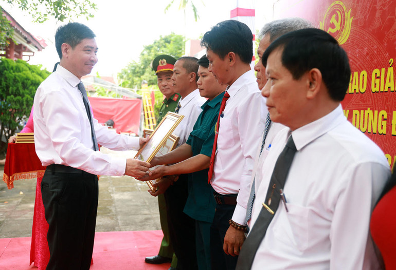 Chủ tịch UBND tỉnh Phú Yên Tạ Anh Tuấn trao tặng Bằng Khen cho tập thể, cá nhân có thành tích xuất sắc trong việc học tập và làm theo tư tưởng, đạo đức, phong cách Hồ Chí Minh.