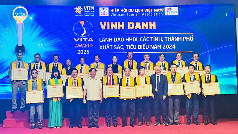 Lãnh đạo Hiệp hội Du lịch Đồng bằng sông Cửu Long được vinh danh tại sự kiện.