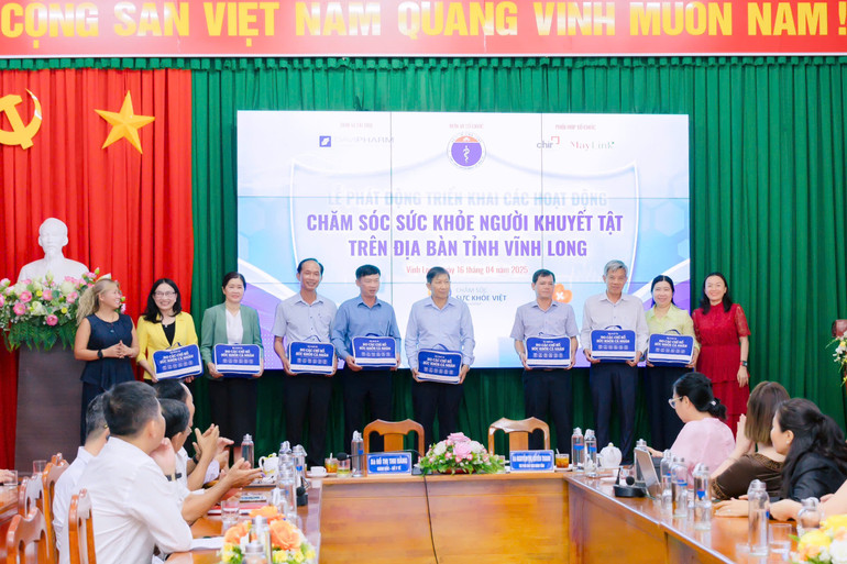 Đại diện Davipharm trao tặng bộ trang thiết bị thông minh cho Sở Y tế tỉnh Vĩnh Long.