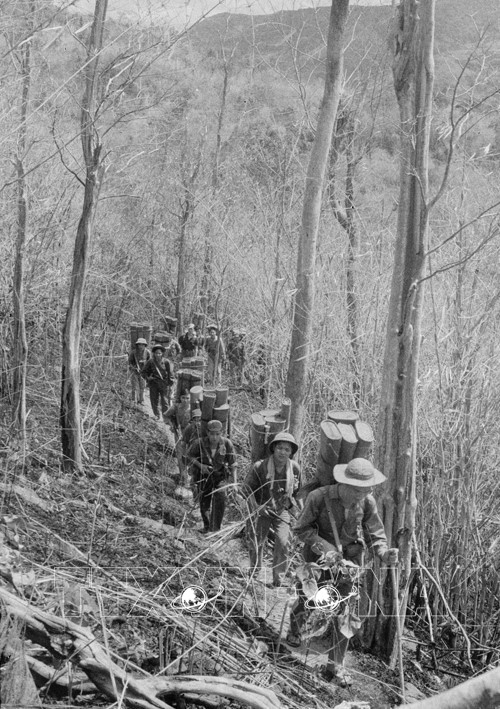 Bằng mọi phương tiện thô sơ, các chiến sĩ vận tải Tây Nguyên vận chuyển hàng ngàn tấn hàng hóa phục vụ chiến dịch. (Ảnh: Thanh Tụng - TTXVN)