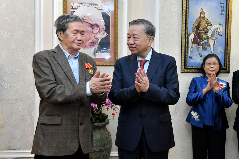 Tổng Bí thư Tô Lâm thăm hỏi, chúc Tết đồng chí Đinh Thế Huynh, nguyên Ủy viên Bộ Chính trị, nguyên Thường trực Ban Bí thư. Ảnh: Đăng Khoa