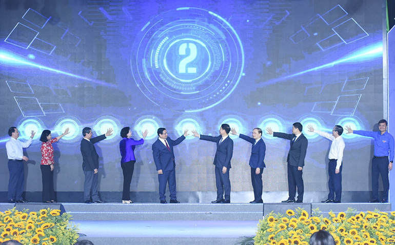 Thủ tướng Phạm Minh Chính và các đồng chí lãnh đạo thực hiện nghi thức phát động phong trào. (Ảnh: TRẦN HẢI)