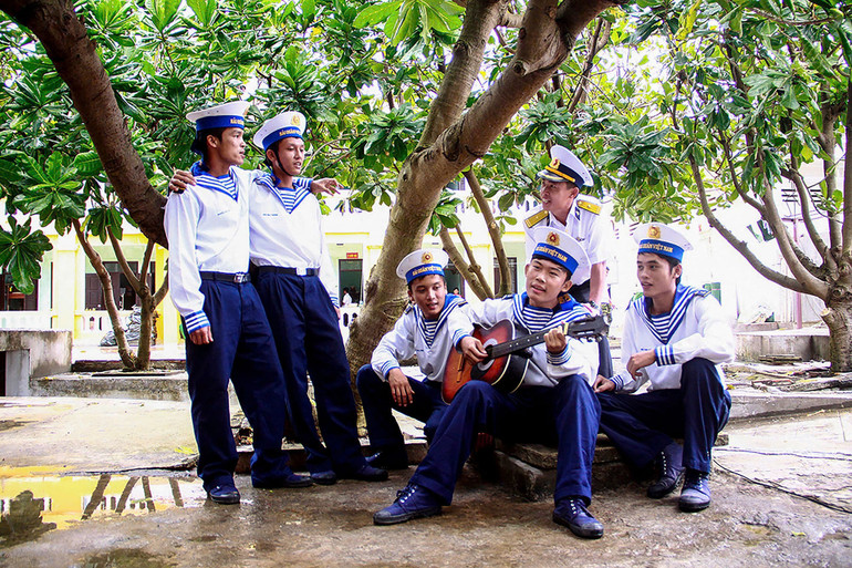 Các chiến sĩ Hải quân hoạt động văn nghệ dưới gốc cây bàng vuông. (Ảnh: PTB)