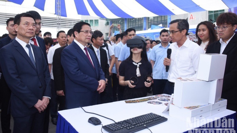 Thủ tướng Phạm Minh Chính trải nghiệm sản phẩm khoa học công nghệ, đổi mới sáng tạo nhân lễ phát động. (Ảnh: TRẦN HẢI)