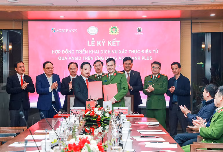 Năm 2024, Agribank và Trung tâm nghiên cứu, ứng dụng dữ liệu dân cư và căn cước công dân (RAR) - Bộ Công an ký kết Hợp đồng triển khai dịch vụ xác thực điện tử qua VNeID trên Agribank Plus.