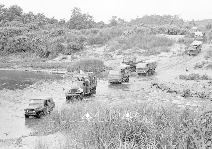 Bằng mọi phương tiện thô sơ và cơ giới, các chiến sĩ vận tải Tây Nguyên vận chuyển hàng ngàn tấn hàng hóa phục vụ chiến dịch. (Ảnh: Thanh Tụng - TTXVN)