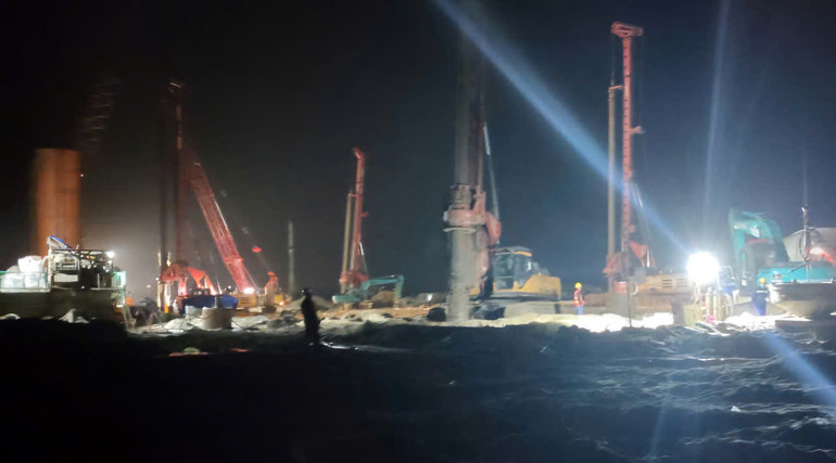 Công nhân thi công khu bến cảng suốt cả ngày lẫn đêm.