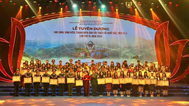 Kpă Séo và các thanh niên dân tộc thiểu số tiêu biểu được vinh danh tại Lễ Tuyên dương học sinh, sinh viên, thanh niên dân tộc thiểu số xuất sắc, tiêu biểu năm 2024.