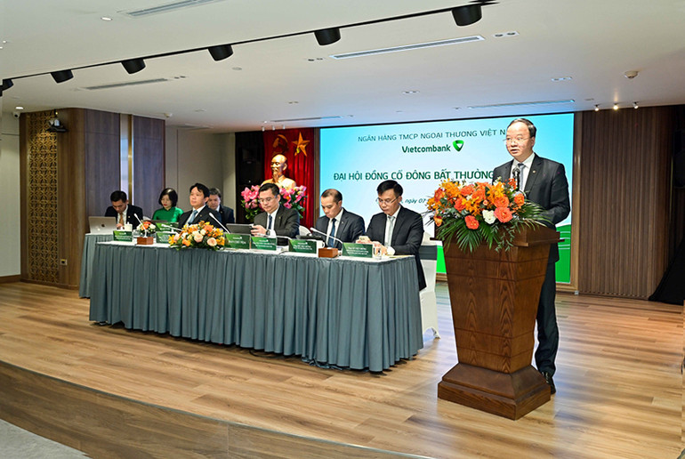 Ông Lê Quang Vinh - Phó Tổng Giám đốc phụ trách Ban điều hành Vietcombank trình bày Tờ trình về việc miễn nhiệm thành viên HĐQT nhiệm kỳ 2023-2028. Ông Lê Quang Vinh - Phó Tổng Giám đốc phụ trách Ban điều hành Vietcombank trình bày Tờ trình về việc miễn nhiệm thành viên HĐQT nhiệm kỳ 2023-2028.