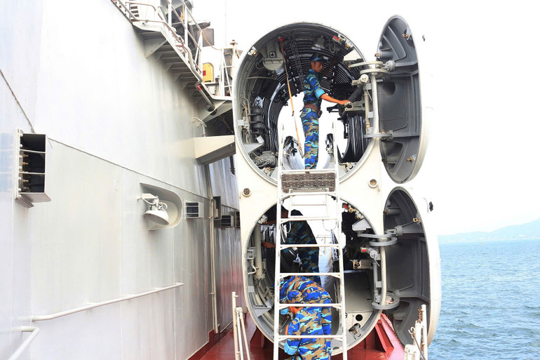 Bảo quản, bảo dưỡng trang bị kỹ thuật trên tàu chiến Hải quân. (Ảnh: PTB)