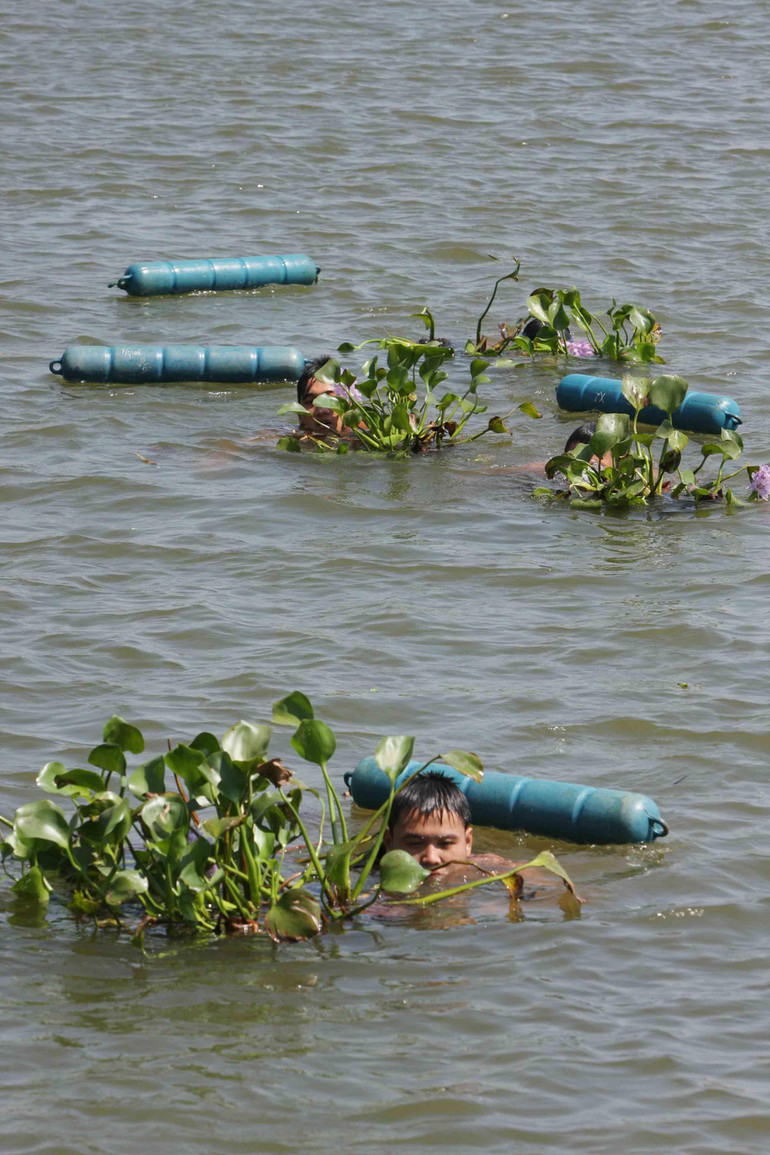 Đặc công hải quân thường xuyên huấn luyện thể lực, rèn luyện sức chịu đựng bền bỉ, dẻo dai trên sông, trên biển; kết hợp huấn luyện với rèn luyện kỷ luật, xây dựng chính quy, ý thức chấp hành mệnh lệnh, kỷ luật chiến trường. (Ảnh: Trọng Đức/ TTXVN) Đặc công hải quân thường xuyên huấn luyện thể lực, rèn luyện sức chịu đựng bền bỉ, dẻo dai trên sông, trên biển; kết hợp huấn luyện với rèn luyện kỷ luật, xây dựng chính quy, ý thức chấp hành mệnh lệnh, kỷ luật chiến trường. (Ảnh: Trọng Đức/ TTXVN)