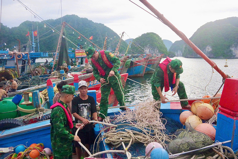 Cán bộ, chiến sĩ Hải đoàn hỗ trợ ngư dân làm ăn trên biển. Cán bộ, chiến sĩ Hải đoàn hỗ trợ ngư dân làm ăn trên biển.
