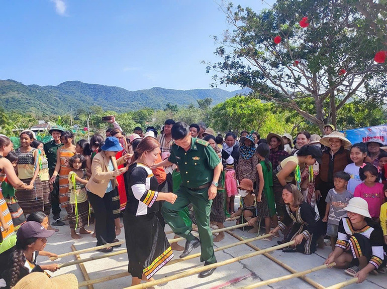 Đồng bào Ra Glai ở 2 thôn Cầu Gãy và Đá Hang giao lưu văn hóa, văn nghệ với cán bộ, chiến sĩ Đồn Biên phòng Vĩnh Hải vào dịp địa phương tổ chức các lễ hội truyền thống.