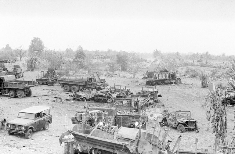 Quân giải phóng chặn đánh và phá hủy phương tiện của lính ngụy thuộc Quân đoàn 2 rút chạy trên đường số 7 từ Cheo Reo đi Phú Bổn. (Ảnh: TTXVN)