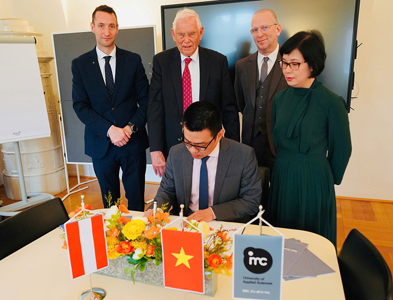 Đại sứ Vũ Lê Thái Hoàng ký sổ vàng của trường IMC Krems. (Nguồn: IMC Krems) Đại sứ Vũ Lê Thái Hoàng ký sổ vàng của trường IMC Krems. (Nguồn: IMC Krems)