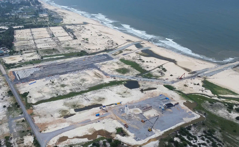 Toàn cảnh thi công Dự án Khu bến cảng Mỹ Thủy.