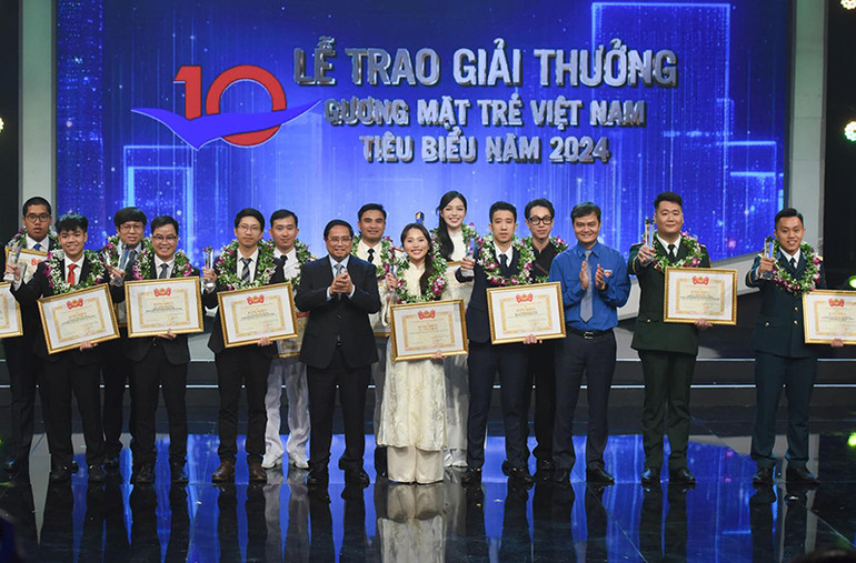 Thủ tướng Phạm Minh Chính trao Giải thưởng cho các Gương mặt trẻ Việt Nam tiêu biểu năm 2024.