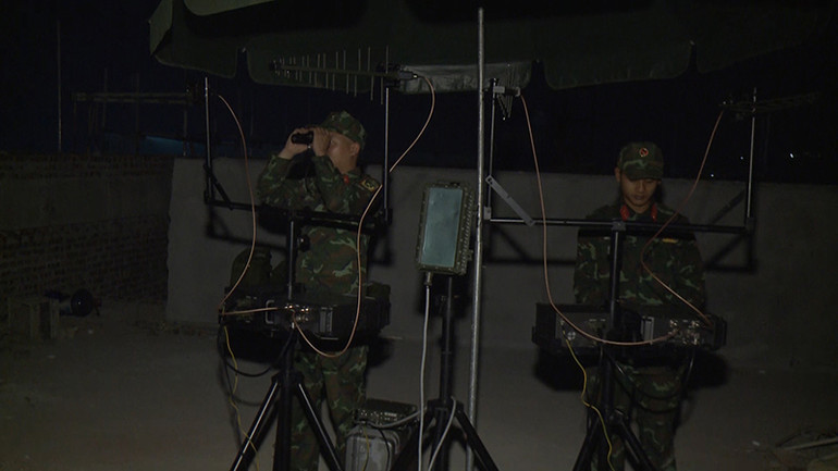 Cán bộ, nhân viên, chiến sĩ Tiểu đoàn 97 (Bộ Tham mưu Quân khu 3) đang thực hành trinh sát, phát hiện mục tiêu trong đêm.