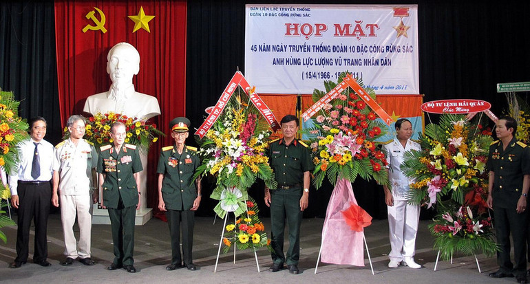 Buổi gặp mặt kỷ niệm 45 năm Ngày truyền thống của Đoàn 10 Bộ đội đặc công Rừng Sác - đơn vị Anh hùng Lực lượng vũ trang nhân dân (15/4/1966-15/4/2011), sáng 10/4/2011, tại Thành phố Hồ Chí Minh, với sự tham dự của hàng trăm cựu cán bộ, chiến sĩ đặc công Rừng Sác. (Ảnh: Thế Anh/TTXVN) Buổi gặp mặt kỷ niệm 45 năm Ngày truyền thống của Đoàn 10 Bộ đội đặc công Rừng Sác - đơn vị Anh hùng Lực lượng vũ trang nhân dân (15/4/1966-15/4/2011), sáng 10/4/2011, tại Thành phố Hồ Chí Minh, với sự tham dự của hàng trăm cựu cán bộ, chiến sĩ đặc công Rừng Sác. (Ảnh: Thế Anh/TTXVN)