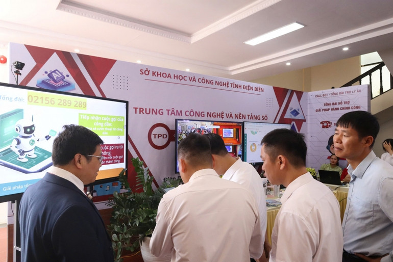 Các đại biểu tham quan các gian trưng bày về công nghệ tại sự kiện.