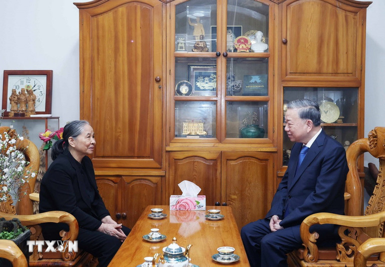 Tổng Bí thư Tô Lâm thăm hỏi, chúc Tết bà Ngô Thị Mận, Phu nhân cố Tổng Bí thư Nguyễn Phú Trọng. (Ảnh: Thống Nhất/TTXVN)