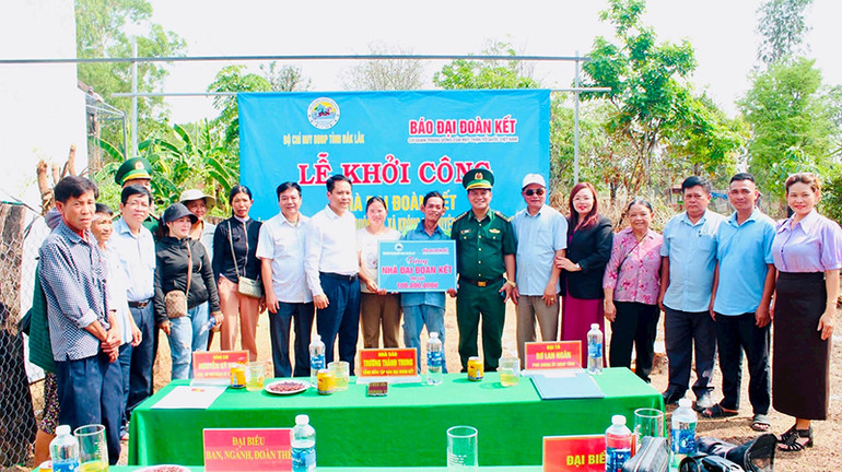 Các đại biểu dự Lễ khởi công nhà Đại Đoàn Kết chụp ảnh lưu niệm. (Ảnh: NGỌC LÂN)