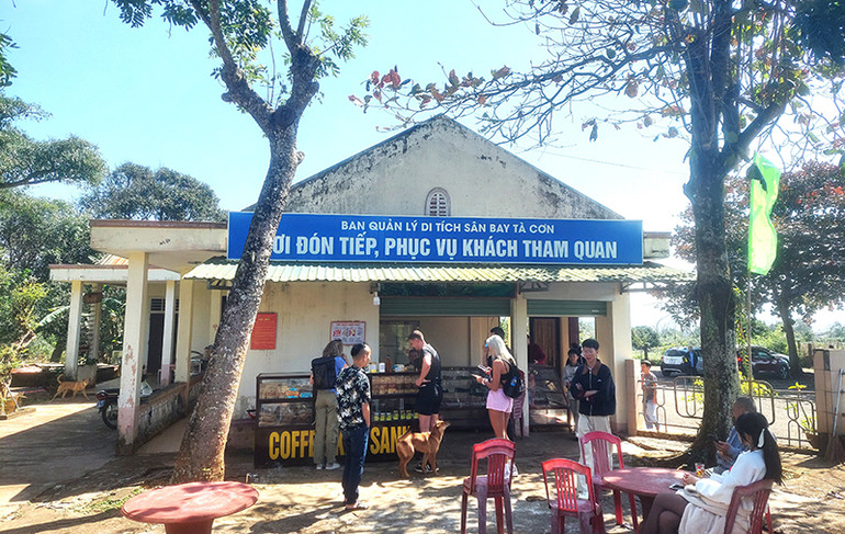 Khách du lịch trong và ngoài nước tham quan sân bay Tà Cơn, tỉnh Quảng Trị.