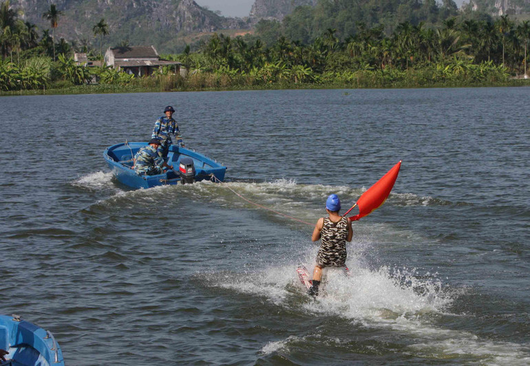 Huấn luyện đạt đến trình độ đặc biệt tinh nhuệ trên chiến trường sông, biển, bộ đội Đặc công hải quân phải: 'Bơi lặn giỏi, võ giỏi, bắn giỏi, tác chiến giỏi, giỏi chịu đựng khó khăn gian khổ, giỏi chấp hành kỷ luật'. (Ảnh: Trọng Đức/TTXVN) Huấn luyện đạt đến trình độ đặc biệt tinh nhuệ trên chiến trường sông, biển, bộ đội Đặc công hải quân phải: 'Bơi lặn giỏi, võ giỏi, bắn giỏi, tác chiến giỏi, giỏi chịu đựng khó khăn gian khổ, giỏi chấp hành kỷ luật'. (Ảnh: Trọng Đức/TTXVN)