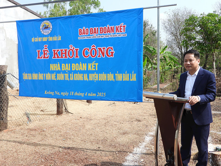 Nhà báo Trương Thành Trung, Tổng Biên tập Báo Đại Đoàn Kết, phát biểu tại buổi lễ. (Ảnh: THANH NGA)