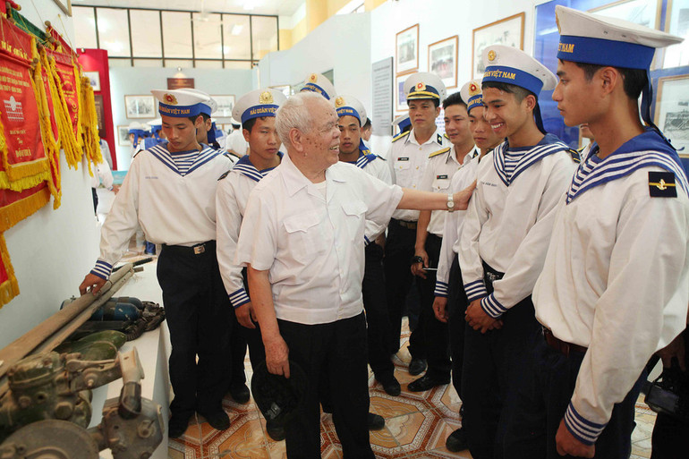 Thiếu tướng Mai Năng (tức Tạ Văn Thiều ) sinh năm 1930, Anh hùng Lực lượng vũ trang nhân dân, nguyên Tư lệnh Binh chủng Đặc công. Năm 1975, ông là Đoàn trưởng Đoàn Đặc công hải quân chỉ huy đơn vị giải phóng quần đảo Trường Sa. Trong ảnh: Thiếu tướng Mai Năng với cán bộ, chiến sĩ Lữ đoàn Đặc công 126 Hải quân. (Ảnh: Lâm Khánh/TTXVN) Thiếu tướng Mai Năng (tức Tạ Văn Thiều ) sinh năm 1930, Anh hùng Lực lượng vũ trang nhân dân, nguyên Tư lệnh Binh chủng Đặc công. Năm 1975, ông là Đoàn trưởng Đoàn Đặc công hải quân chỉ huy đơn vị giải phóng quần đảo Trường Sa. Trong ảnh: Thiếu tướng Mai Năng với cán bộ, chiến sĩ Lữ đoàn Đặc công 126 Hải quân. (Ảnh: Lâm Khánh/TTXVN)