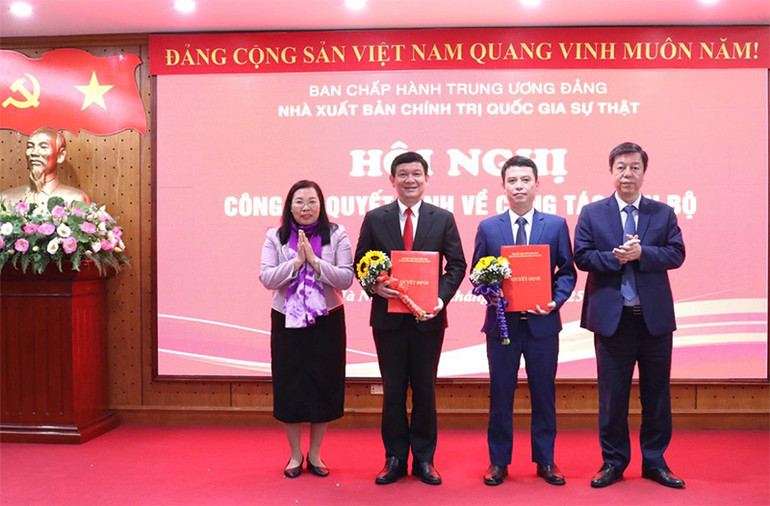 PGS, TS Vũ Trọng Lâm, Giám đốc-Tổng Biên tập Nhà xuất bản Chính trị quốc gia Sự thật và đồng chí Phạm Thị Thinh, Phó Giám đốc-Phó Tổng Biên tập trao quyết định bổ nhiệm và chúc mừng đồng chí Vụ trưởng, Giám đốc Trung tâm Thông tin và Nghiên cứu khoa học và đồng chí Phó Vụ trưởng, Phó Giám đốc Trung tâm Phát hành của Nhà xuất bản.