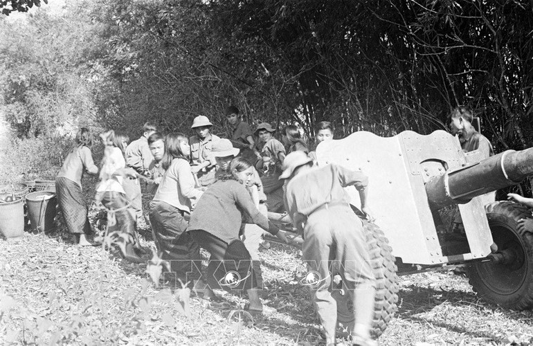 Nhân dân Tây Nguyên cùng bộ đội kéo pháo để đánh chiếm các đỉnh cao ở Pleiku. (Ảnh: TTXVN)