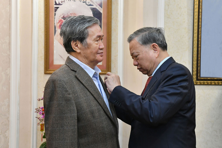 Tổng Bí thư Tô Lâm trao Huân chương Hồ Chí Minh tặng đồng chí Đinh Thế Huynh, nguyên Ủy viên Bộ Chính trị, nguyên Thường trực Ban Bí thư. (Ảnh: ĐĂNG KHOA)