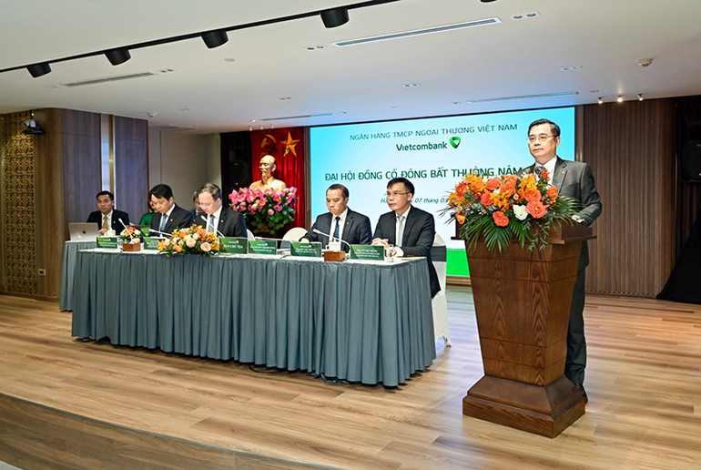 Ông Nguyễn Thanh Tùng - Chủ tịch HĐQT Vietcombank phát biểu khai mạc và thông tin về 02 nội dung sẽ được quyết nghị tại Đại hội. Ông Nguyễn Thanh Tùng - Chủ tịch HĐQT Vietcombank phát biểu khai mạc và thông tin về 02 nội dung sẽ được quyết nghị tại Đại hội.