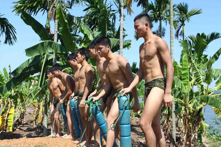 Phát huy truyền thống anh hùng, lực lượng Đặc công hải quân ngày đêm luyện tập nâng cao sức mạnh chiến đấu, sẵn sàng hoàn thành nhiệm vụ trong mọi tình huống. (Ảnh: Trọng Đức/TTXVN) Phát huy truyền thống anh hùng, lực lượng Đặc công hải quân ngày đêm luyện tập nâng cao sức mạnh chiến đấu, sẵn sàng hoàn thành nhiệm vụ trong mọi tình huống. (Ảnh: Trọng Đức/TTXVN)