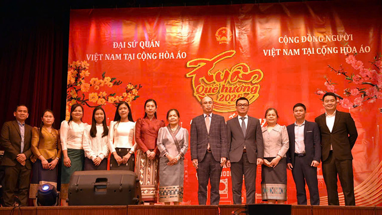 Đại sứ Vũ Lê Thái Hoàng chụp ảnh giao lưu cùng Đại sứ Lào và cán bộ nhân viên Đại sứ quán Lào. (Nguồn: Đại sứ quán Việt Nam tại Áo) Đại sứ Vũ Lê Thái Hoàng chụp ảnh giao lưu cùng Đại sứ Lào và cán bộ nhân viên Đại sứ quán Lào. (Nguồn: Đại sứ quán Việt Nam tại Áo)