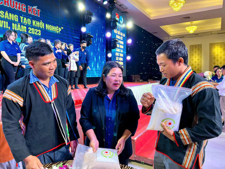 Kpă Séo giới thiệu sản phẩm Gạo sạch của Hợp tác xã.