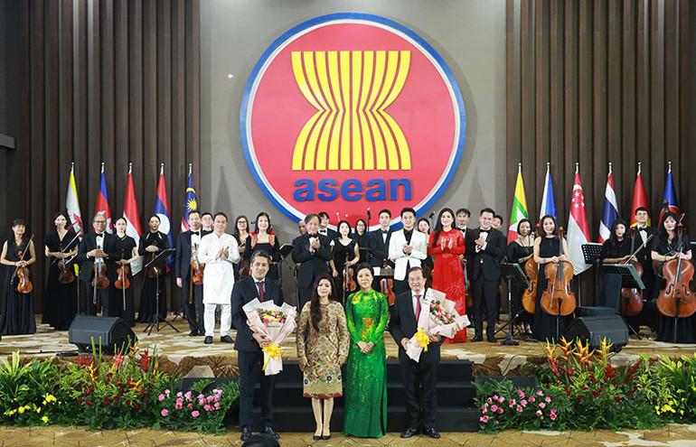 Phu nhân Tổng Bí thư Tô Lâm và Phu nhân Tổng Thư ký ASEAN Kao Kim Hourn chúc mừng đoàn nghệ thuật trình diễn tại buổi lễ. (Ảnh: Thống Nhất/TTXVN)