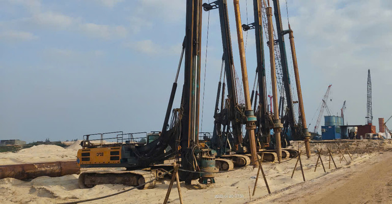 Trên công trường xây dựng Dự án khu bến cảng Mỹ Thủy.