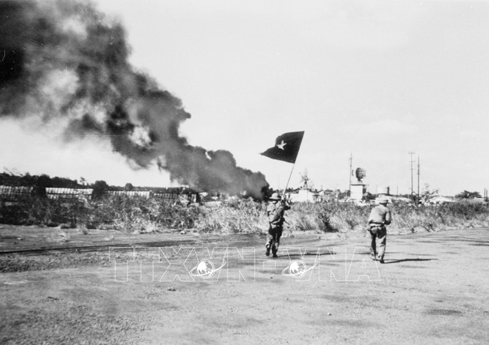 Quân giải phóng tiến vào đánh chiếm sân bay Hòa Bình ở thị xã Buôn Ma Thuột. (Ảnh: TTXVN)