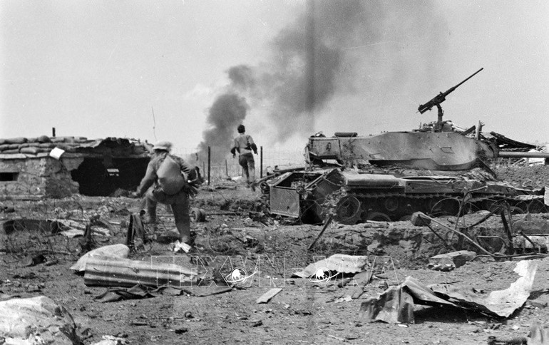 Quân giải phóng bắn cháy nhiều xe thiết giáp của địch tại chi khu Đức Lập (Đắk Lắk). (Ảnh: TTXVN)