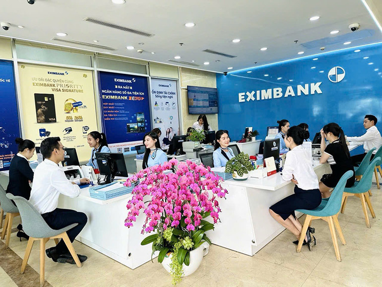 Khách hàng giao dịch tại Eximbank.