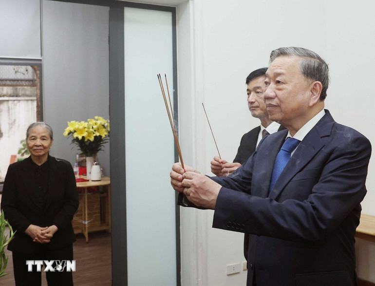 Tổng Bí thư Tô Lâm thắp hương tưởng niệm cố Tổng Bí thư Nguyễn Phú Trọng. (Ảnh: Thống Nhất/TTXVN)