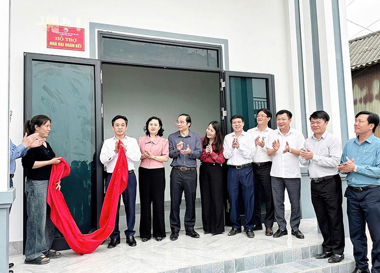 Hàng ngàn ngôi nhà kiến cố, khang trang được xây dựng từ nỗ lực không ngơi nghỉ của các cấp ủy đảng và bà con nhân dân ở Hà Tĩnh.