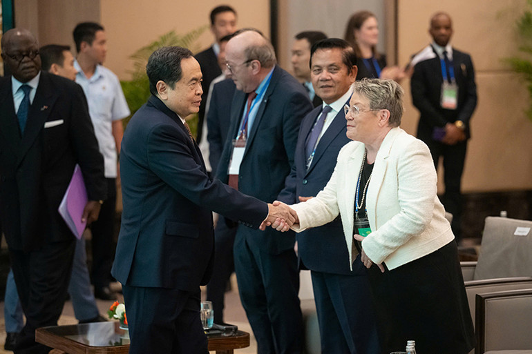 Chủ tịch Quốc hội Trần Thanh Mẫn gặp gỡ các đại biểu quốc tế tại Hội nghị. (Ảnh: PHẠM THẮNG)