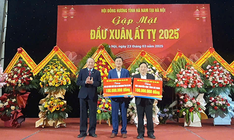 Hội đồng hương Hà Nam tại Hà Nội tặng quà cho Hội Khuyến học và Hội nạn nhân chất độc da cam tỉnh Hà Nam.