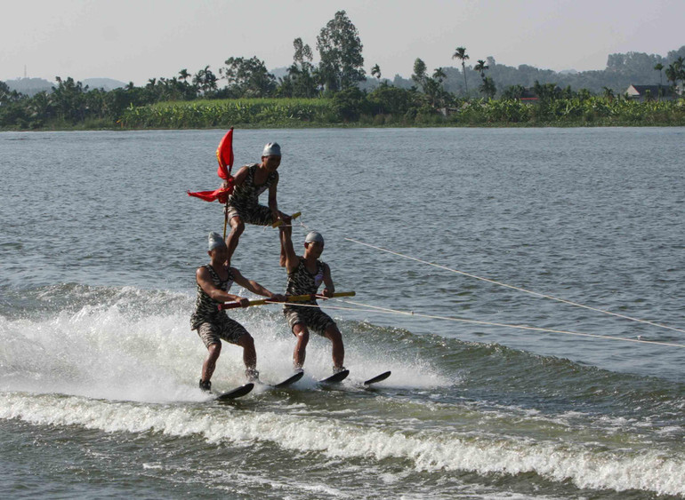 Đặc công hải quân huấn luyện sát thực tế chiến trường, vừa huấn luyện, vừa kiểm nghiệm, bổ sung phương án tác chiến. (Ảnh: Trọng Đức/TTXVN) Đặc công hải quân huấn luyện sát thực tế chiến trường, vừa huấn luyện, vừa kiểm nghiệm, bổ sung phương án tác chiến. (Ảnh: Trọng Đức/TTXVN)