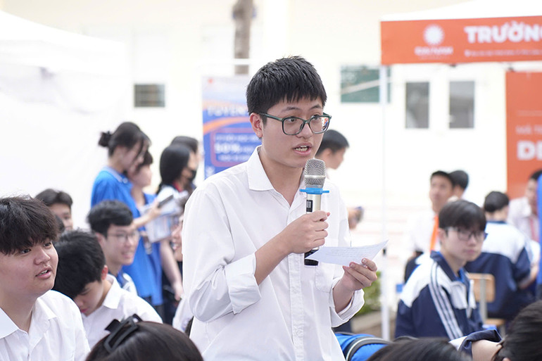 Học sinh đặt câu hỏi tới chuyên gia. Học sinh đặt câu hỏi tới chuyên gia.