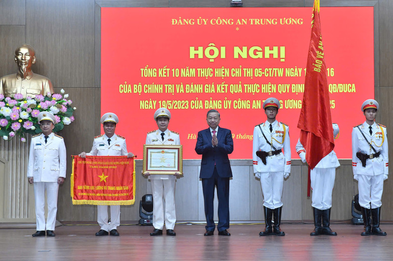 Tổng Bí thư Tô Lâm thay mặt lãnh đạo Đảng, Nhà nước trao tặng danh hiệu Anh hùng Lực lượng vũ trang nhân dân cho Cục An ninh mạng và Phòng, chống tội phạm sử dụng công nghệ cao (Bộ Công an). (Ảnh: ĐĂNG KHOA) Tổng Bí thư Tô Lâm thay mặt lãnh đạo Đảng, Nhà nước trao tặng danh hiệu Anh hùng Lực lượng vũ trang nhân dân cho Cục An ninh mạng và Phòng, chống tội phạm sử dụng công nghệ cao (Bộ Công an). (Ảnh: ĐĂNG KHOA)